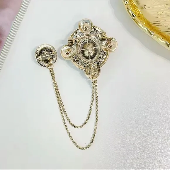 Vintage Emerald Brooch Pin with Chain – Elegant Green Crystal Statement Jewelry - Picture 7 of 7